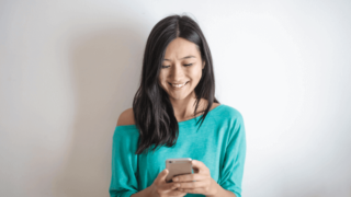 スマホに夢中の女性