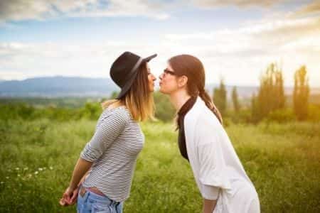 kiss_women